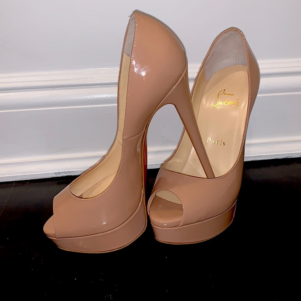 Christian Louboutin 💯
Lady Peep Patent Pump
